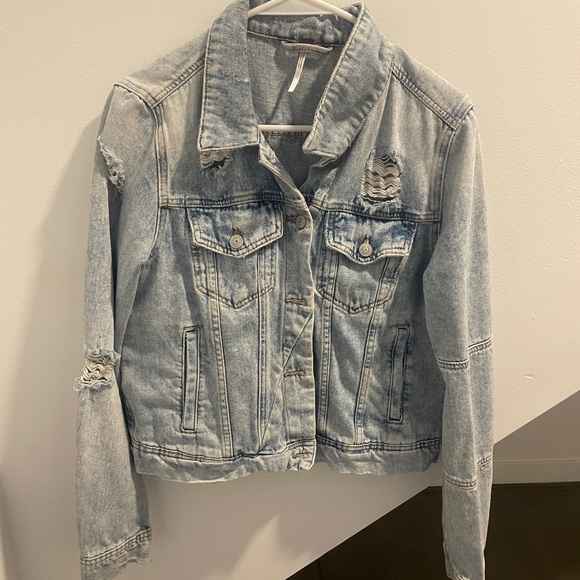 Free People Rumors Denim Jacket in a distressed light wash - sz M - Picture 3 of 6